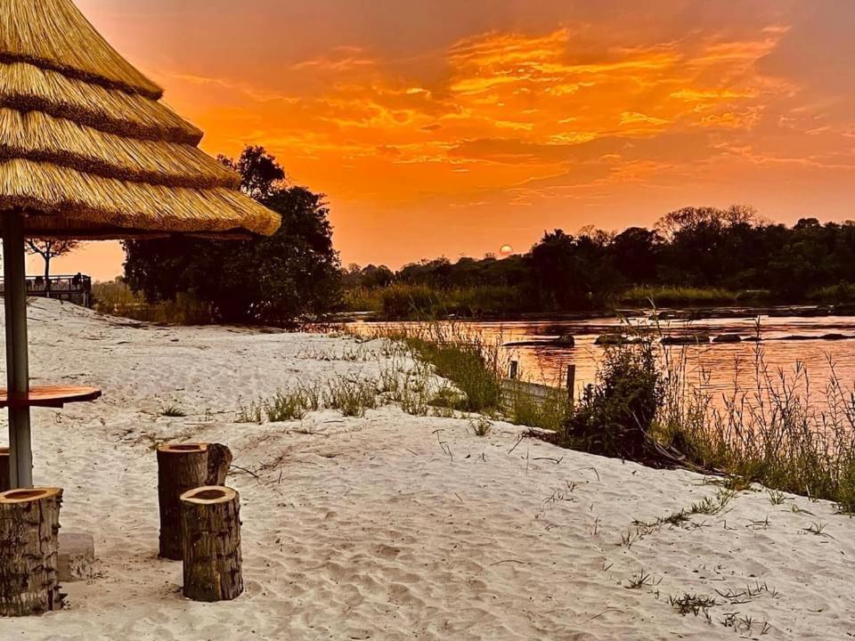 White Sands Lodge Divundu Bagian luar foto
